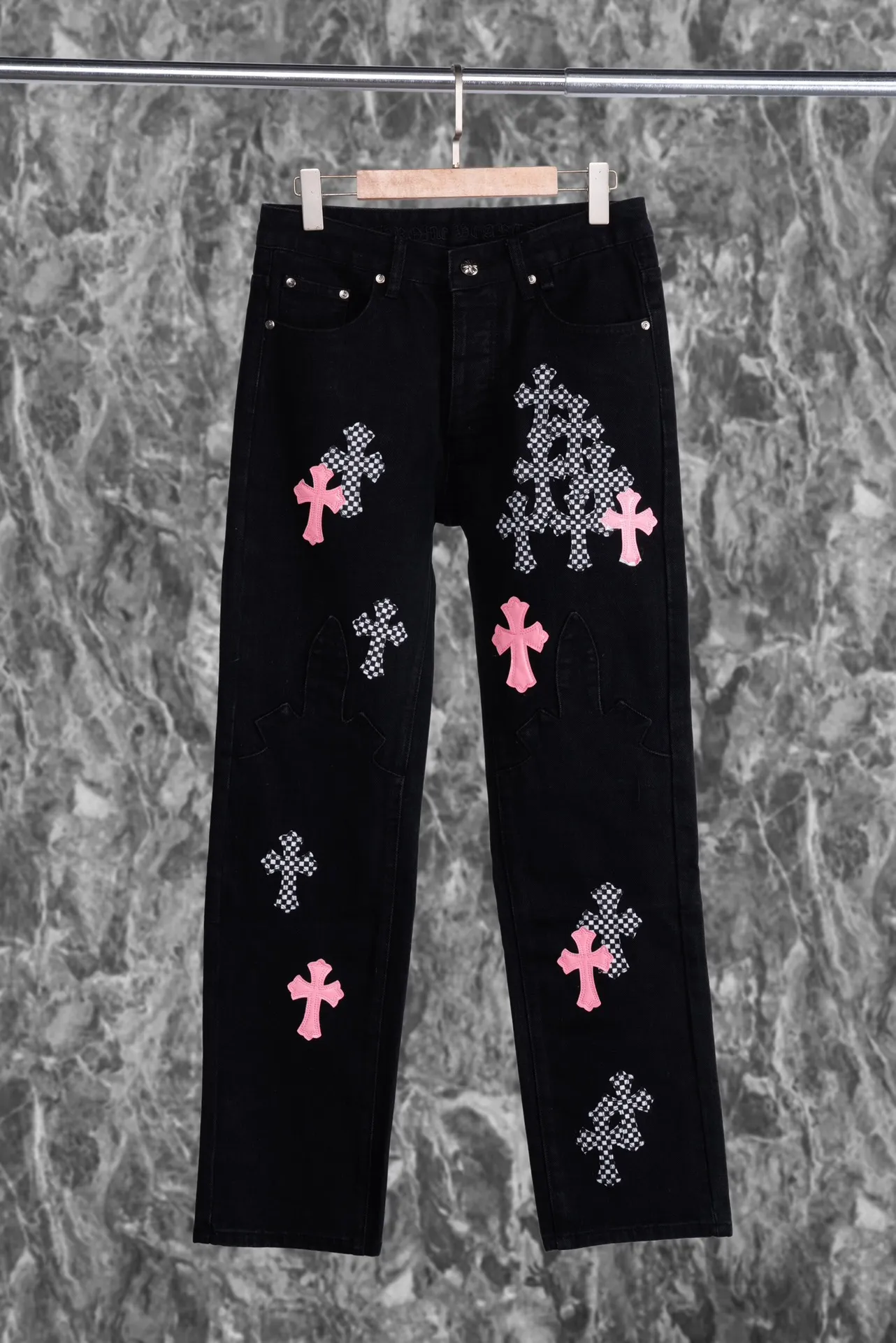 P230 running volume Chrome Hearts cherry blossom pink checkerboard cross patchwork leather jeans, original 5W+ It is known that chromehearts jeans will use vintage Levis jeans as the base plate for creation. They usually add their own unique silver buckles and silver ornaments, plus patchwork leather embellishments. This is the reason why the value of these vintage jeans doubles, because the base plate is Vintage jeans, jeans themselves have become very soft and comfortable after years of baptism, which can be distinguished from ordinary jeans. You should also refer to the pants data for size. Style number: 1808# Color: black pants cherry blossom pink Size: 28 30 32 34 28 Waist 86 Hips 100 Pants length 102 30 Waist 90 Hips 104 Pants length 104 32 Waist 94 Hips 108, pants length 106 34, waist 98, hips 112, pants length 110